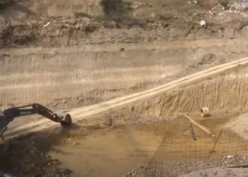 Rrëshqet dheu në Veternik, ndërpritet puna ndërtimore