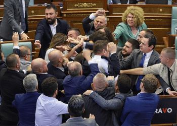 Arrihet marrëveshje mes deputetëve të PDK’së e LVV’së për përleshjen fizike në Kuvendin e Kosovës