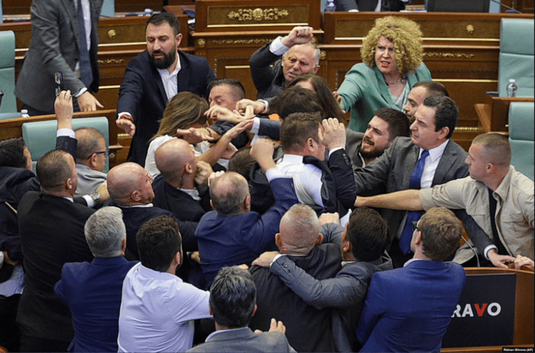 Arrihet marrëveshje mes deputetëve të PDK’së e LVV’së për përleshjen fizike në Kuvendin e Kosovës