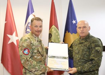 Jashari dekoron personelin e Gardës Kombëtare të Ajovës për kontributin e jashtëzakonshëm