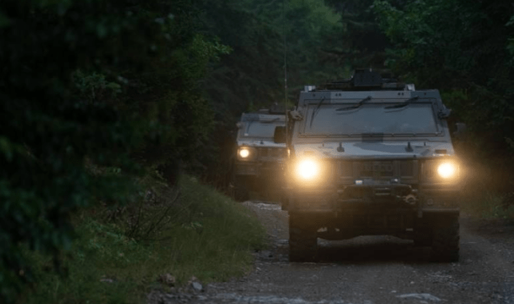 Ushtarët italianë të KFOR patrullojnë përgjatë vijës kufitare administrative në Istog