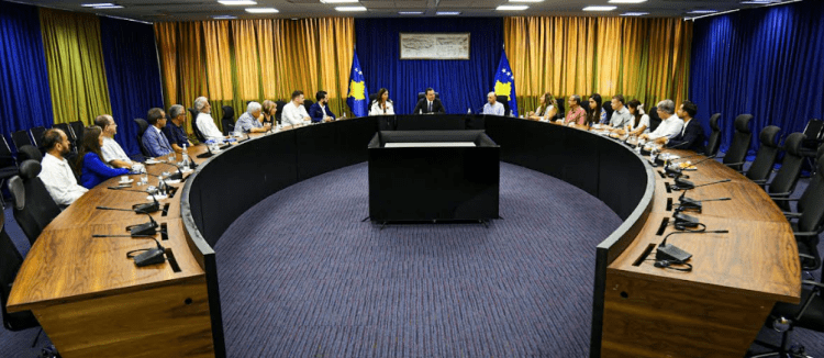 Kryeministri Kurti mirëpret pjesëmarrësit e Seminarit për Gjuhën dhe Kulturën shqiptare