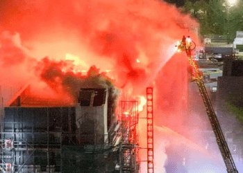 Zjarr në një bllok apartamentesh në Londër, qindra zjarrfikës në ‘luftë’ me flakët (Foto)