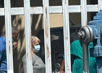 Nëna e Faton Hajrizit futet brenda objektit të IML -së për të parë nga afër trupin e pajetë të djalit