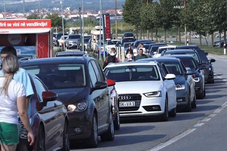 Deri në 4 orë pritje në Merdarë për ta lëshuar Kosovën