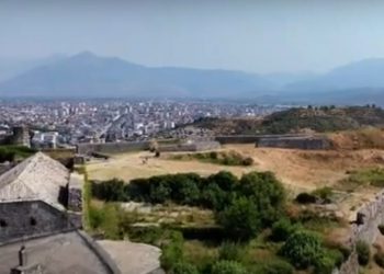Kalaja e Rozafës, turistët e huaj vlerësojnë historinë dhe pamjen e Shkodrës
