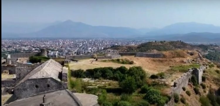 Kalaja e Rozafës, turistët e huaj vlerësojnë historinë dhe pamjen e Shkodrës