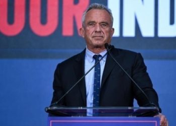 Robert F. Kennedy braktis garën për president, shpreh mbështetje për Donald Trump-in