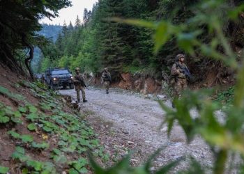 KFOR-i publikon pamjet, ushtarët italianë duke patrulluar përgjatë kufirit