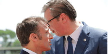 Macron javën e ardhshme viziton Serbinë, çfarë ‘mesazhi’ do t’i sjell Vuçiqit