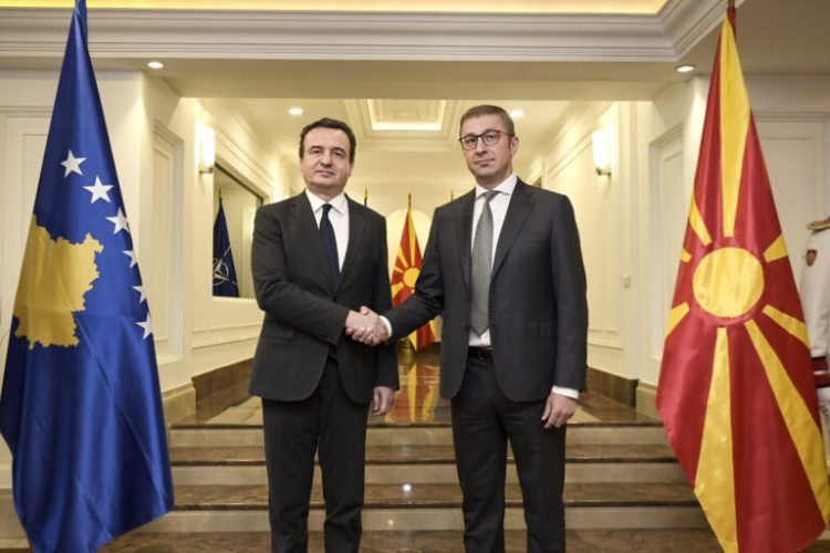 Kryeministria jep detaje per takimin Kurti-Mickoski, diskutuan edhe për incidentin e Osmanit në aeroportin e Shkupit