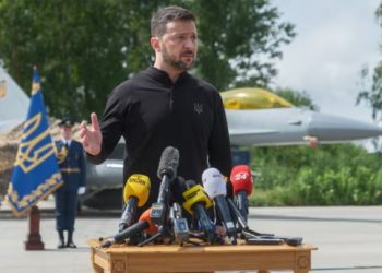 Pilotët ukrainas kanë filluar të fluturojnë me avionët luftarakë F-16 të prodhuar nga ShBA-ja, njofton Zelensky