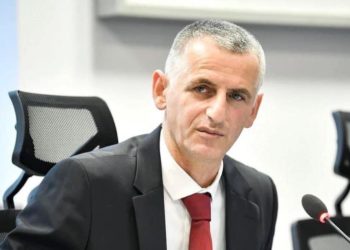 Rruga për Bjeshkët e Moknës, Durmishi i thotë Abdixhikut “Mos mashtro”