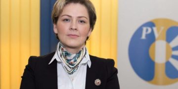 “Përndjekje nga lista e Vulinit”, Ardita Sinani thotë se ndalohet sa herë kalon kufirin e Serbisë