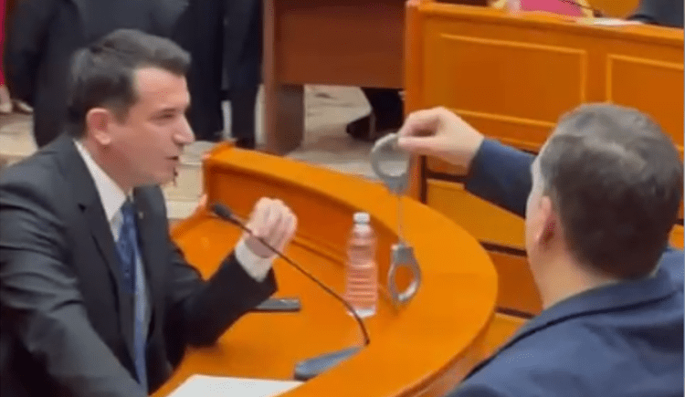 Protesta, Tedi Blushi: Të shkojmë ta rrethojmë në shtëpi Veliajn