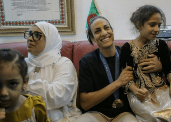 Boksierja algjeriane Imane Khelif u prit me paradë festive pas kthimit nga Lojërat Olimpike