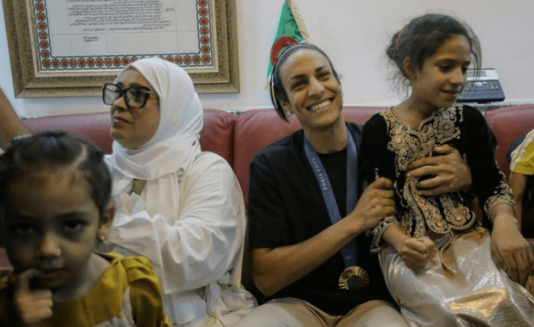 Boksierja algjeriane Imane Khelif u prit me paradë festive pas kthimit nga Lojërat Olimpike