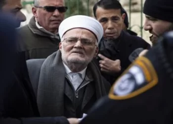 Izraeli liron nga paraburgimi imamin e Al – Aksasë, por ia ndalon hyrjen në xhami