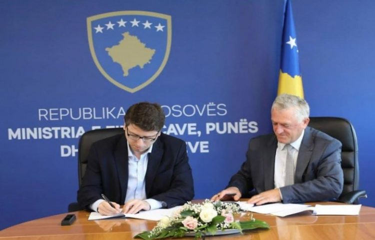 Nënshkruhen dy marrëveshje për projektin e energjisë solare