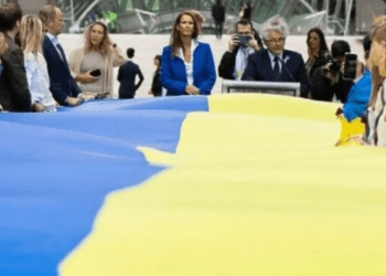 Flamuri 30 metra i gjatë ukrainas u shpalos para ndërtesës së Komisionit Evropian në Bruksel (Video)