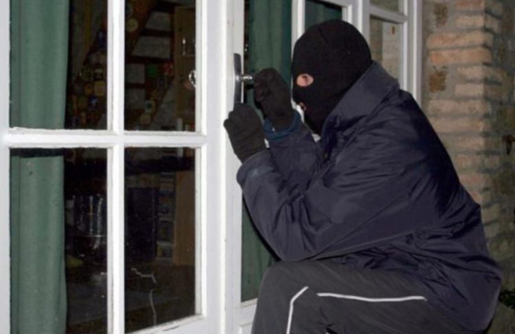 Ferizaj: Mërgimtari cak i hajnave, i vidhen dy ora ‘Rolex’, stoli dhe para