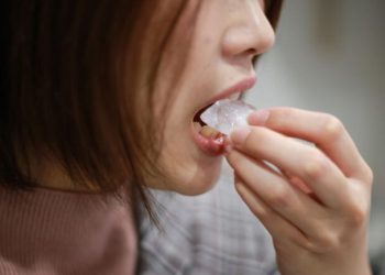 Nëse hani shpesh akull, mund të vuani nga këto probleme shëndetësore