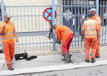 Atiq thotë se i kanë larguar grilat që e rrethojnë objektin e Komunës së Mitrovicës së Veriut