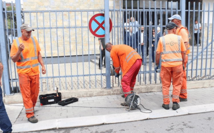  Atiq thotë se i kanë larguar grilat që e rrethojnë objektin e Komunës së Mitrovicës së Veriut