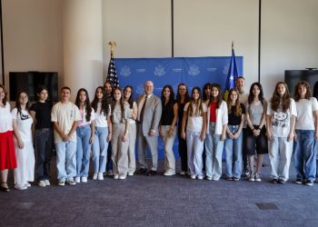 Hovenier pret në takim studentët bursistë të programit për studime në SHBA