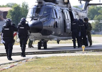 Pjesëtarët e KFOR-it kryejnë trajnimin e radhës me helikopterë në “Camp Film City”