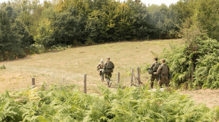 Ushtarët gjerman patrulluan përgjatë vijës kufitare administrative në Prishtinë