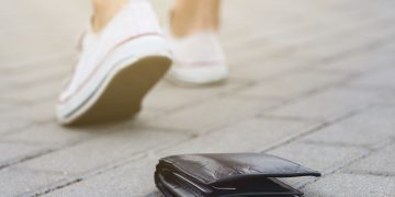 Qytetarja në Pejë dërgon në polici kuletën e gjetur në rrugë