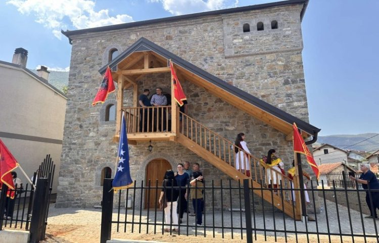 Në Zhur është përuruar kulla kushtuar komandantit Remzi Ademaj (Foto)