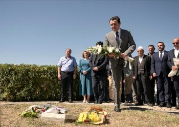 Kryeministri Kurti bën homazhe te lapidari i dëshmorëve të familjes Lleshi