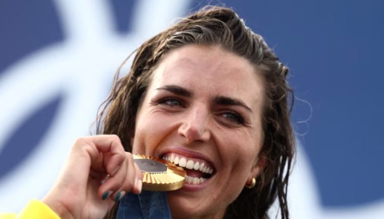 Pse olimpistët kafshojnë medaljet e arta?