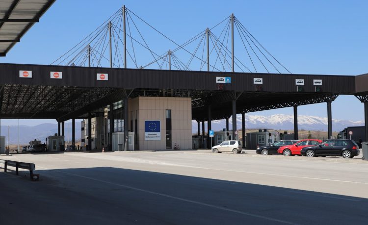 Një orë e gjysmë pritjet për dalje nga Merdarja