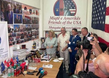 `Miqtë e Amerikës` festojnë ditëlindjen e 78-të të ish-presidentit Clinton