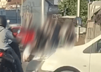 Momenti kur gruaja në Fushë Kosovë goditet pamëshirshëm nga burri