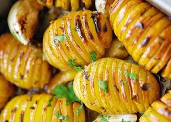 Patate të pjekura me lëng limoni dhe hudhra