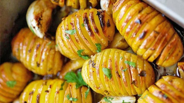 Patate të pjekura me lëng limoni dhe hudhra