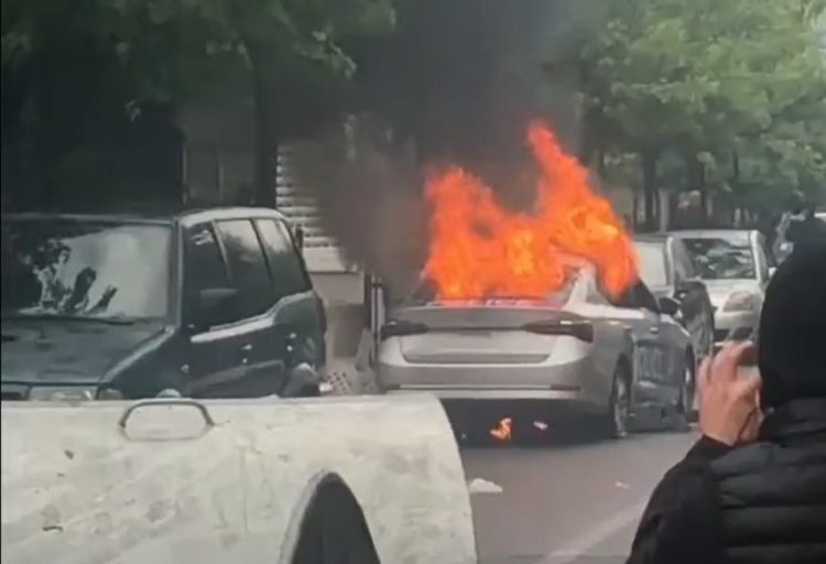 Gjakovë, kërkohet një muaj paraburgim ndaj të dyshuarit për zjarrin ndaj objektit dhe veturave të policisë