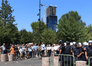 Shqipëri: Protesta e opozitës, policia bllokon disa segmente rrugore