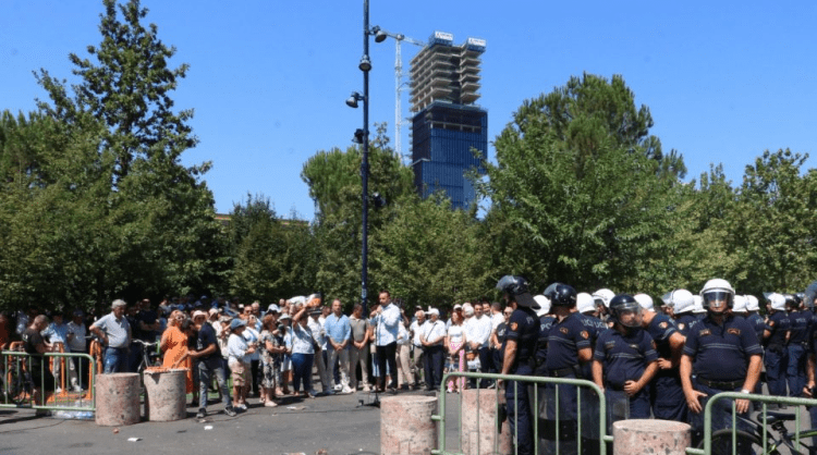 Shqipëri: Protesta e opozitës, policia bllokon disa segmente rrugore