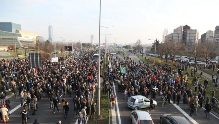 SHBA-ja mohon se ka nxitur protestat në Serbi