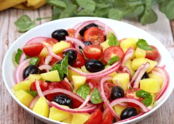 Sallatë e freskët me patate dhe domate