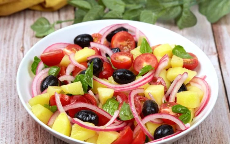 Sallatë e freskët me patate dhe domate