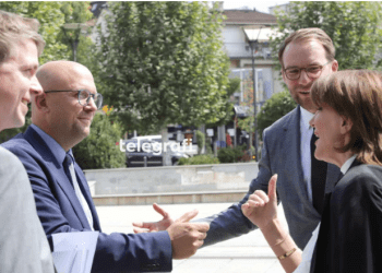 Sarrazin në Prishtinë, takohet rastësisht me ish-presidenten Jahjaga