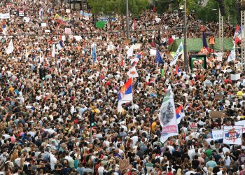Protestë masive në Beograd kundër minierës së litiumit