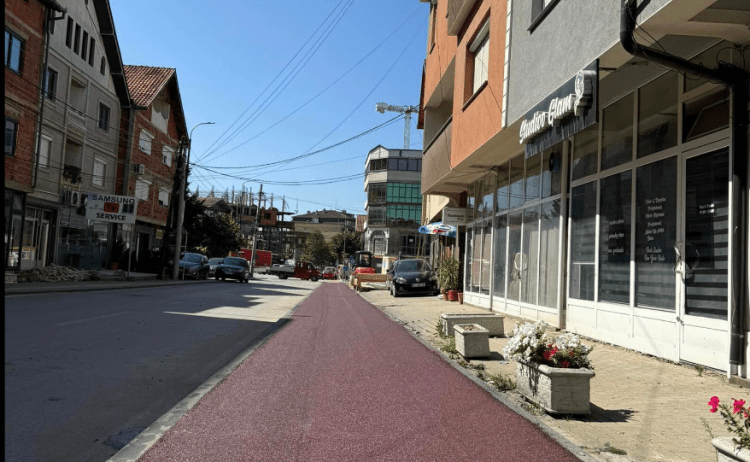 Filloi ndërtimi i shtegut të biçikletave në rrugën ‘Hakif Zejnullahu’ në Podujevë