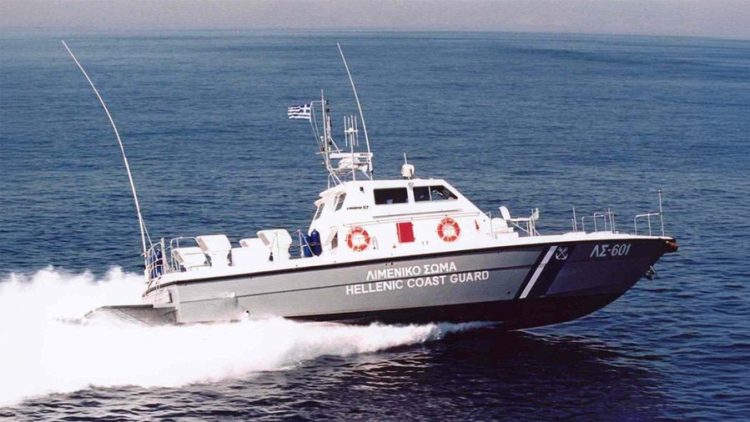 Ndjekje në det, varka me emigrantë përplas skafin e Rojes Bregdetare greke,  një i v*dekur